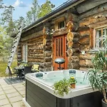 Kuukkeli Hirvas Huoneisto *